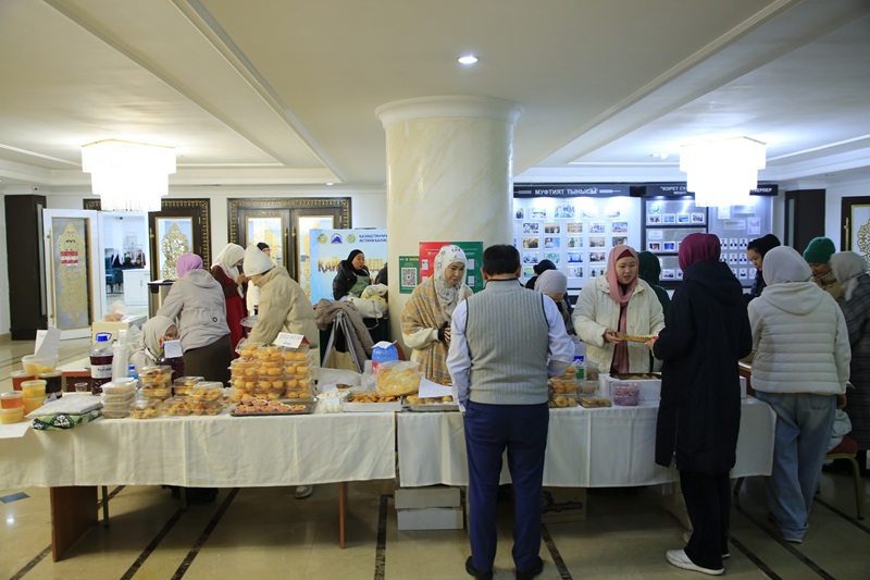 Түрлі позициялардағы анальды секс порно